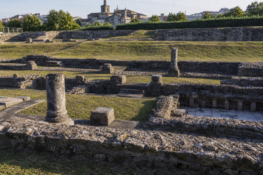 Stone ruins of a Roman-era bath settlement with low walls and column bases in northern Budapest